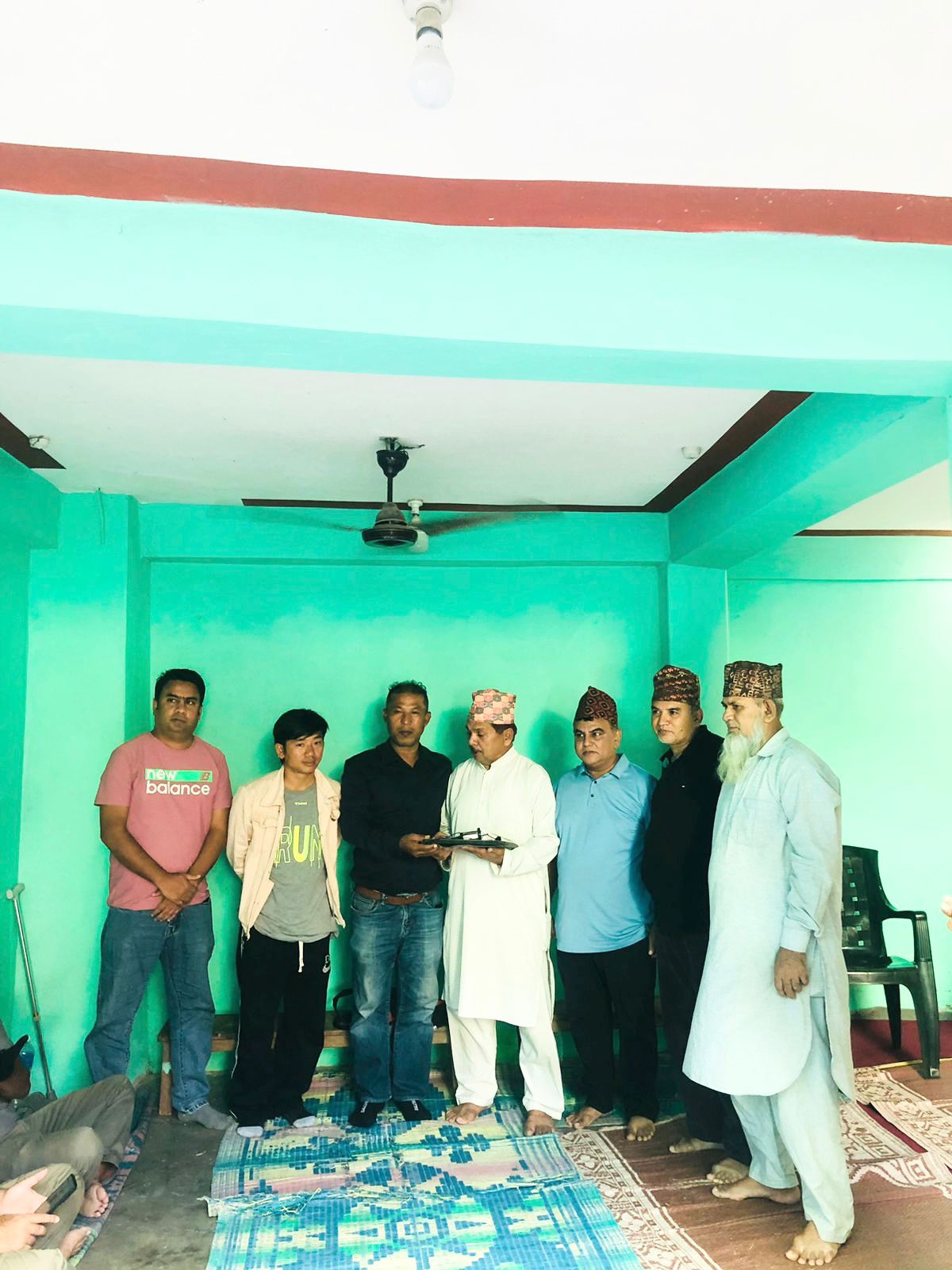 माेहन बतास फाउन्डेसनका संस्थापक बतास द्वारा नुरी हनफी मदर्शालाइ ल्यापटप सहयोग