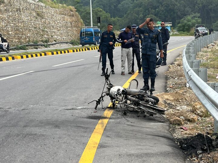 गुणादीमा डिभाइडरमा ठाेक्किँदा माेटरसाइकल जलेर ध्वस्त , दुई जना घाइते