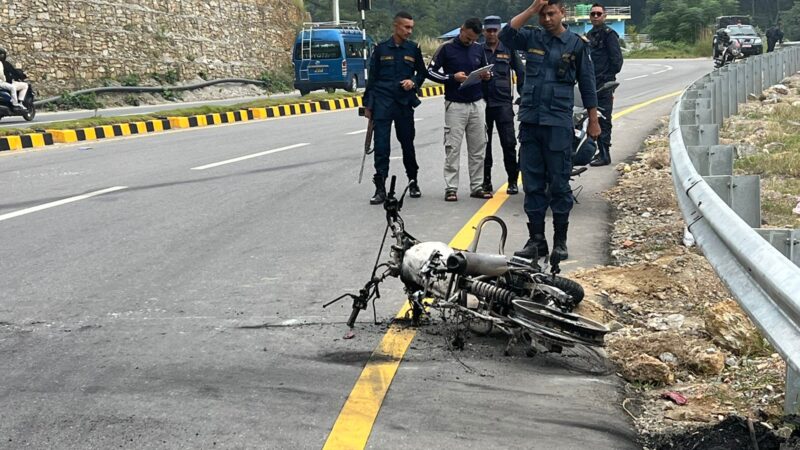 गुणादीमा डिभाइडरमा ठाेक्किँदा माेटरसाइकल जलेर ध्वस्त , दुई जना घाइते