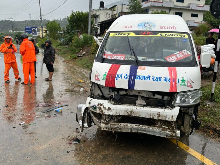 आँबुखैरेनीमा भएको माइक्रो दुर्घटनामा १४ जना घाइते