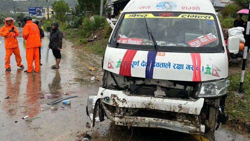 आँबुखैरेनीमा भएको माइक्रो दुर्घटनामा १४ जना घाइते