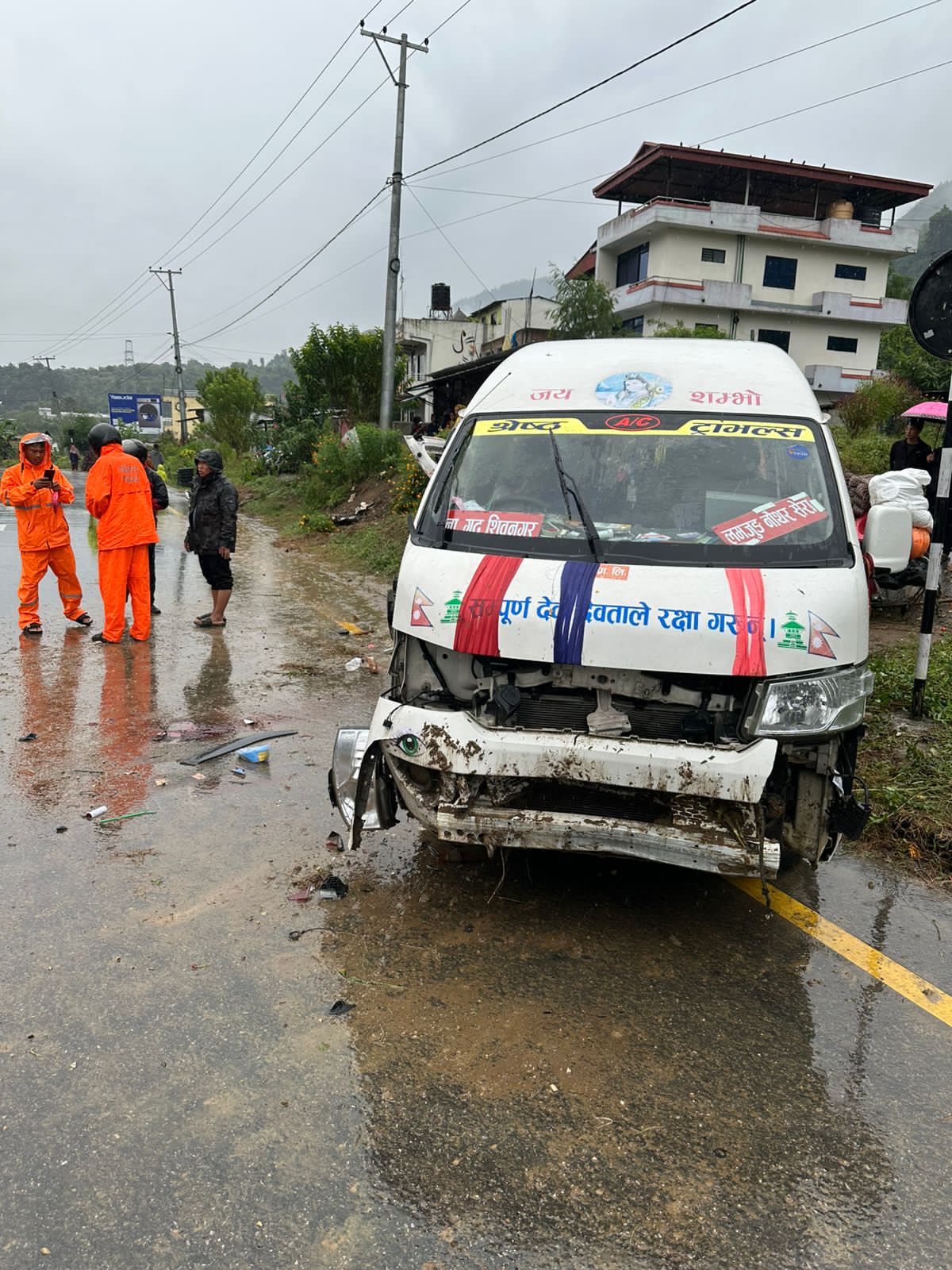 आँबुखैरेनीमा भएको माइक्रो दुर्घटनामा १४ जना घाइते