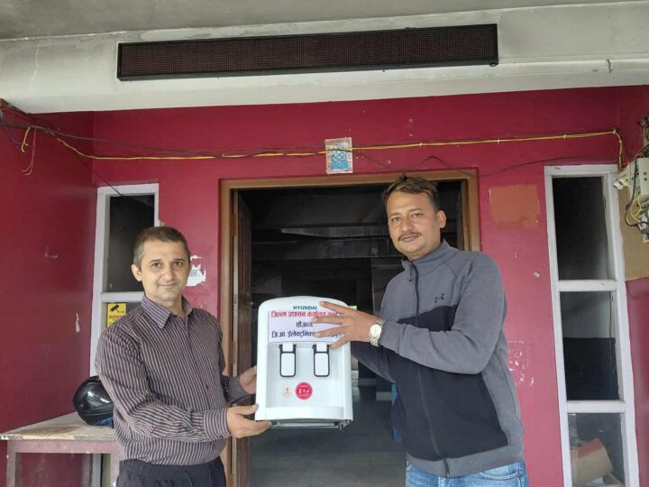 जि आर इलेक्ट्रोनिक्स दमाैली द्वारा जिल्ला प्रशासनलाई डिस्पेन्सर सहयोग