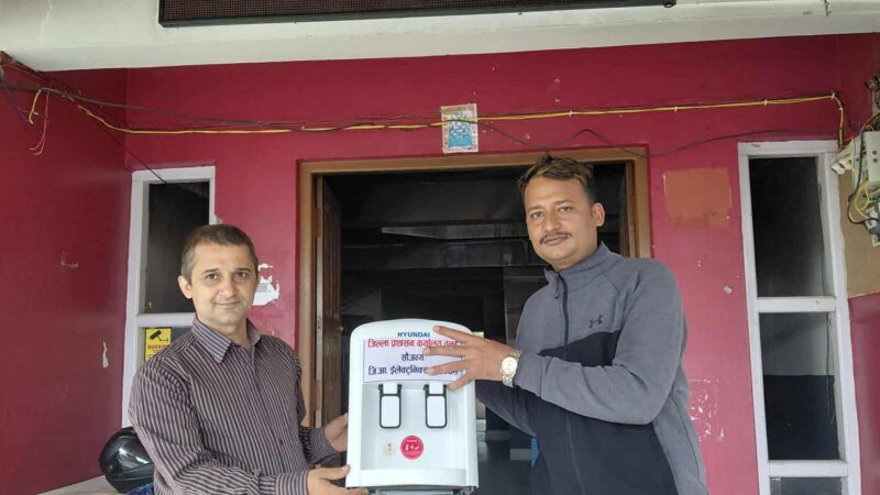 जि आर इलेक्ट्रोनिक्स दमाैली द्वारा जिल्ला प्रशासनलाई डिस्पेन्सर सहयोग