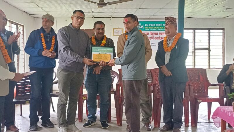 म्याग्देमा दुधकाे धेरै काराेबार गर्ने कृषकहरू सम्मानित