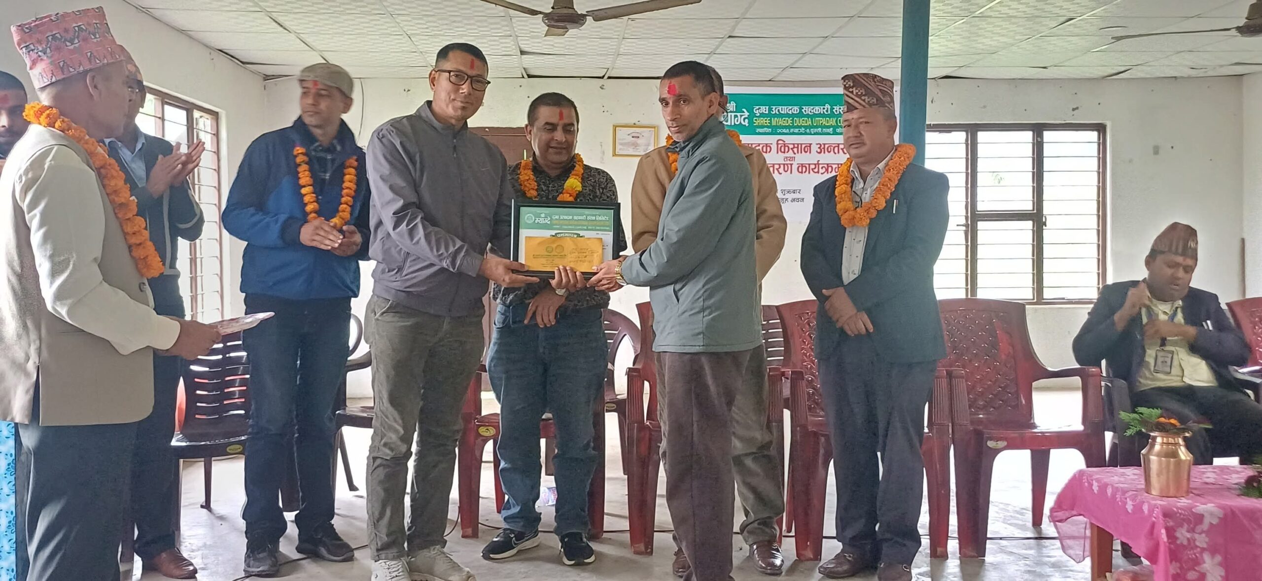 म्याग्देमा दुधकाे धेरै काराेबार गर्ने कृषकहरू सम्मानित