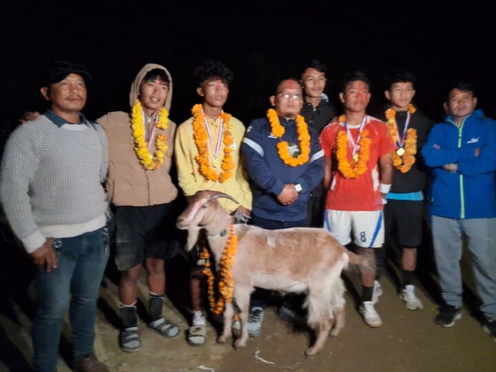 छिपछिपेमा भएको भलिबल प्रतियोगिताकाे उपाधि मिलिजुली युवा क्लव बन्दीपुरलाई