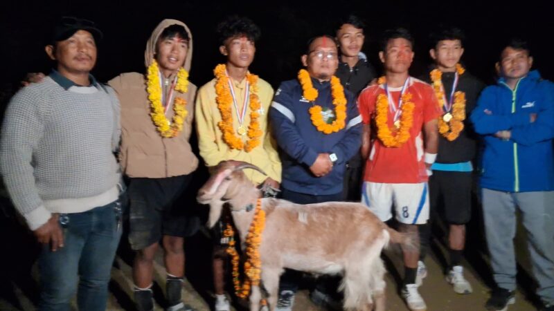 छिपछिपेमा भएको भलिबल प्रतियोगिताकाे उपाधि मिलिजुली युवा क्लव बन्दीपुरलाई