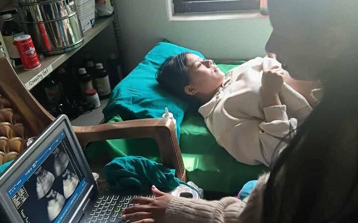 घिरिङकाे अत्राैलीमा गर्भवती महिलाहरूलाई भिडियो एक्सरे सेवा