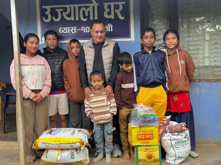 छाेरीकाे जन्मदिनमा वडा सदस्य पाैडेलले गरे उज्यालो घरलाई सहयोग
