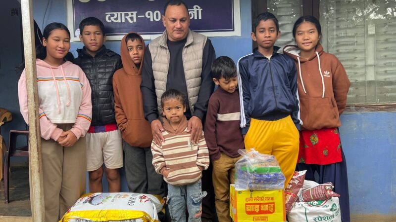 छाेरीकाे जन्मदिनमा वडा सदस्य पाैडेलले गरे उज्यालो घरलाई सहयोग