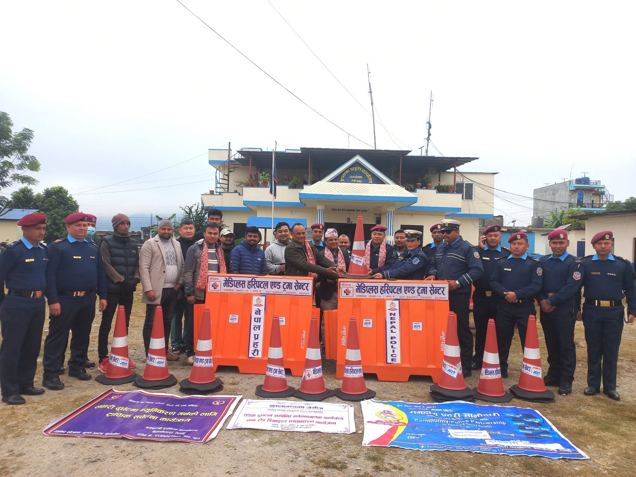 शुक्लागण्डकी जेसिसले गर्याे बेलचाैतारा प्रहरीलाई  दुर्घटना न्युनिकरणका सामाग्री सहयोग