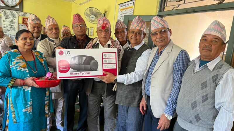 जेष्ठ नागरिक मिलन केन्द्र दमाैलीलाई काफ्लेको भ्याकुम सहयोग