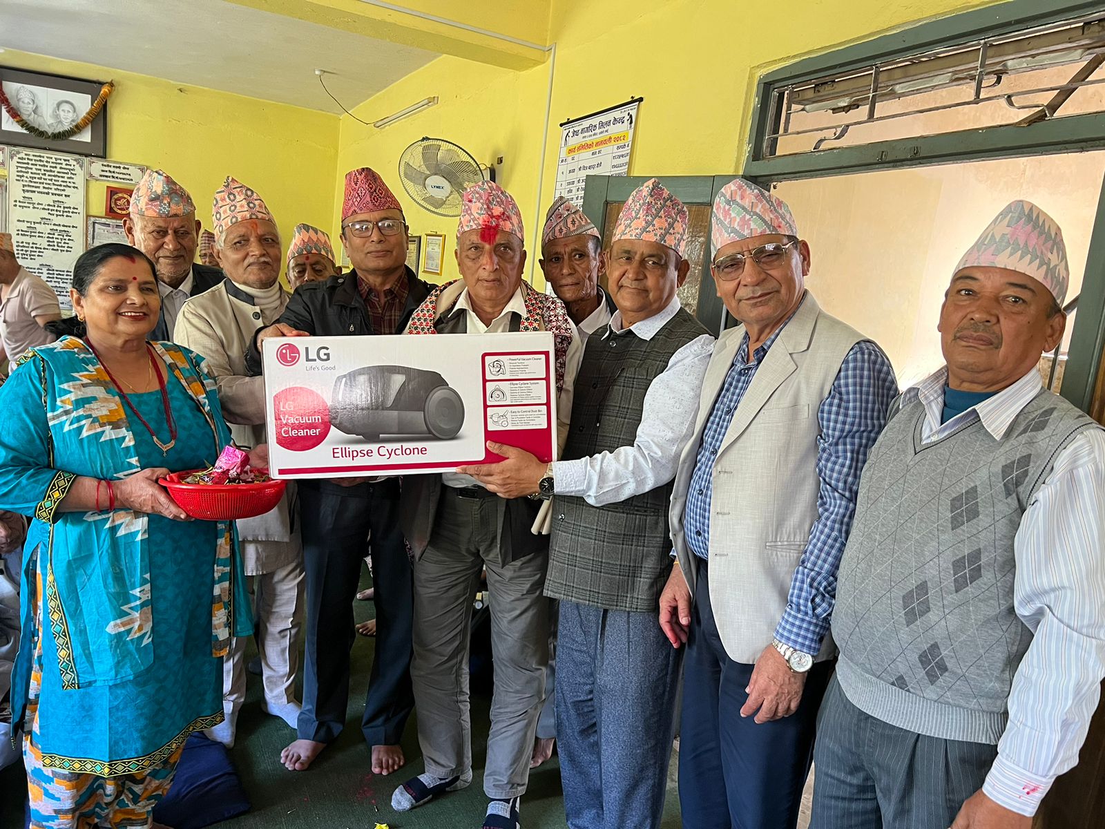जेष्ठ नागरिक मिलन केन्द्र दमाैलीलाई काफ्लेको भ्याकुम सहयोग