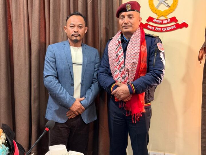 झुल बहादुर आले स्मृति प्रतिष्ठानका अध्यक्ष कमलले भेटेर आइजिपी कार्कीलाई दिए बधाई