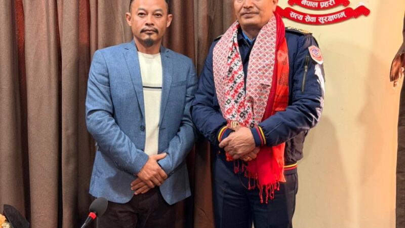 झुल बहादुर आले स्मृति प्रतिष्ठानका अध्यक्ष कमलले भेटेर आइजिपी कार्कीलाई दिए बधाई