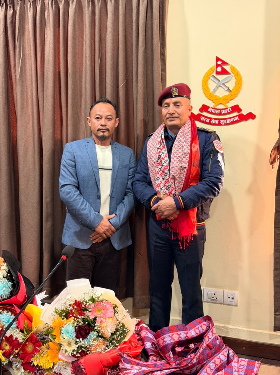 झुल बहादुर आले स्मृति प्रतिष्ठानका अध्यक्ष कमलले भेटेर आइजिपी कार्कीलाई दिए बधाई