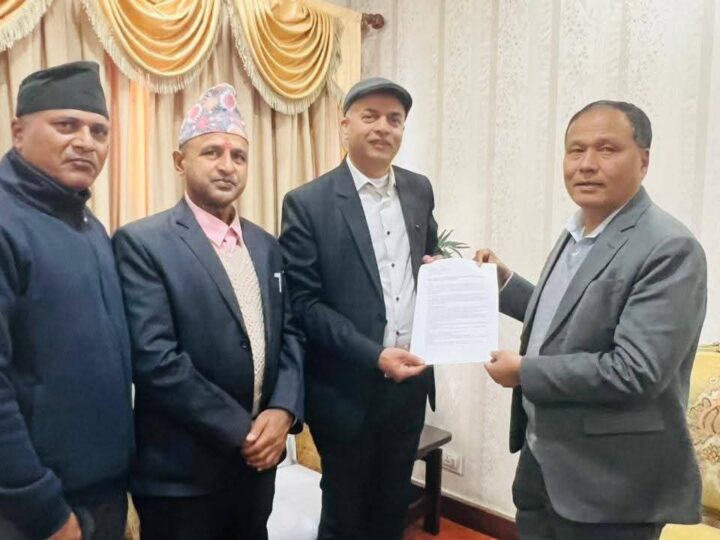 रास्वपा नेता न्याैपानेले मन्त्री घिसिङलाई ऋषिङ घिरिङ बिकासकाे अवधारणा पत्र बुझाए