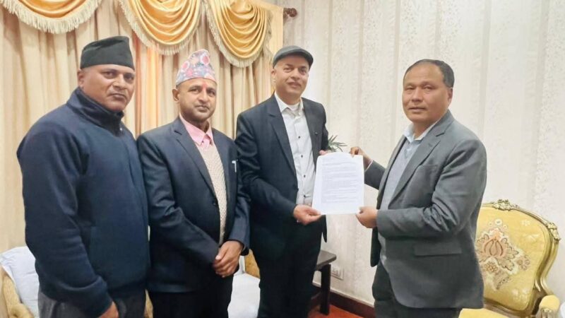 रास्वपा नेता न्याैपानेले मन्त्री घिसिङलाई ऋषिङ घिरिङ बिकासकाे अवधारणा पत्र बुझाए