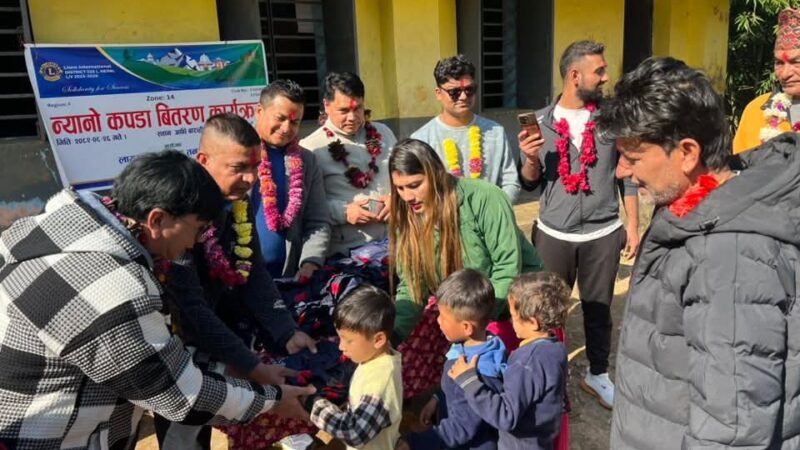 लायन्स क्लव अफ तनहुँ दमाैली र डुम्रेकाे आयाेजनामा बन्दीपुर ५ भुजेल गाउँ स्थित आदि वाराही प्राविमा न्यानो कपडा वितरण