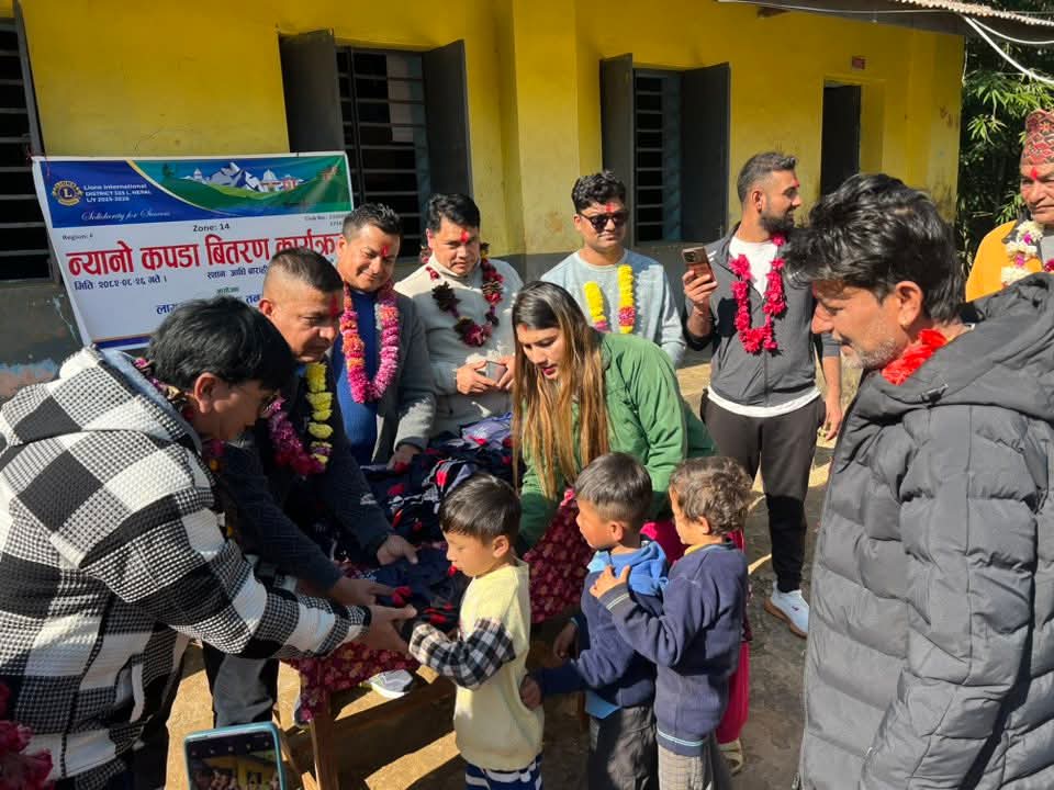लायन्स क्लव अफ तनहुँ दमाैली र डुम्रेकाे आयाेजनामा बन्दीपुर ५ भुजेल गाउँ स्थित आदि वाराही प्राविमा न्यानो कपडा वितरण