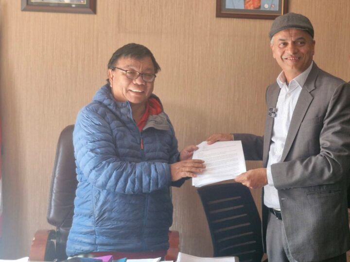 तनहुँकाे बिकास निर्माणमा ईन्जिनियर न्याैपानेकाे सक्रियता ,शिक्षा मन्त्रीलाई बुझाए ज्ञापनपत्र