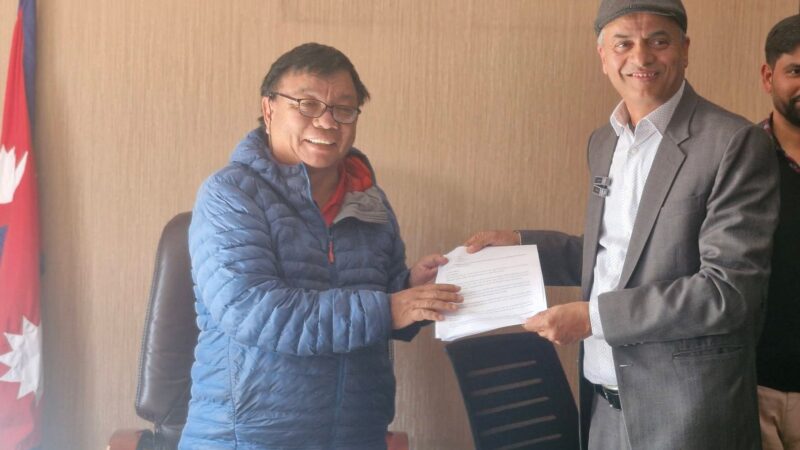 तनहुँकाे बिकास निर्माणमा ईन्जिनियर न्याैपानेकाे सक्रियता ,शिक्षा मन्त्रीलाई बुझाए ज्ञापनपत्र