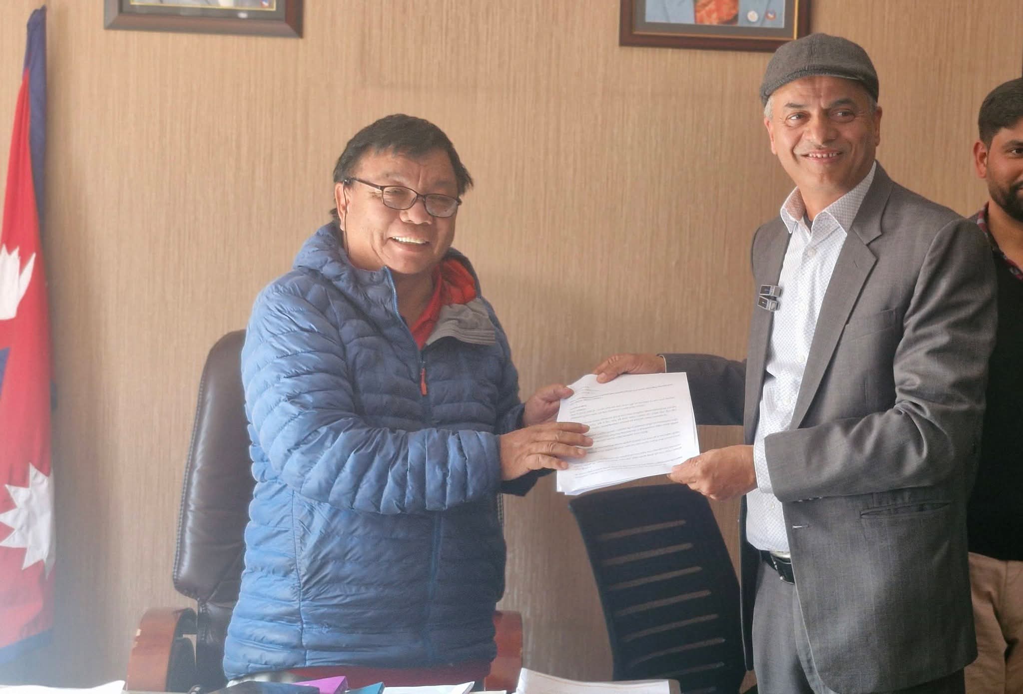 तनहुँकाे बिकास निर्माणमा ईन्जिनियर न्याैपानेकाे सक्रियता ,शिक्षा मन्त्रीलाई बुझाए ज्ञापनपत्र