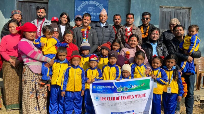 लियो क्लब अफ तनहुँ म्याग्देद्वारा विद्यार्थीलाई न्यानो कपडा वितरण