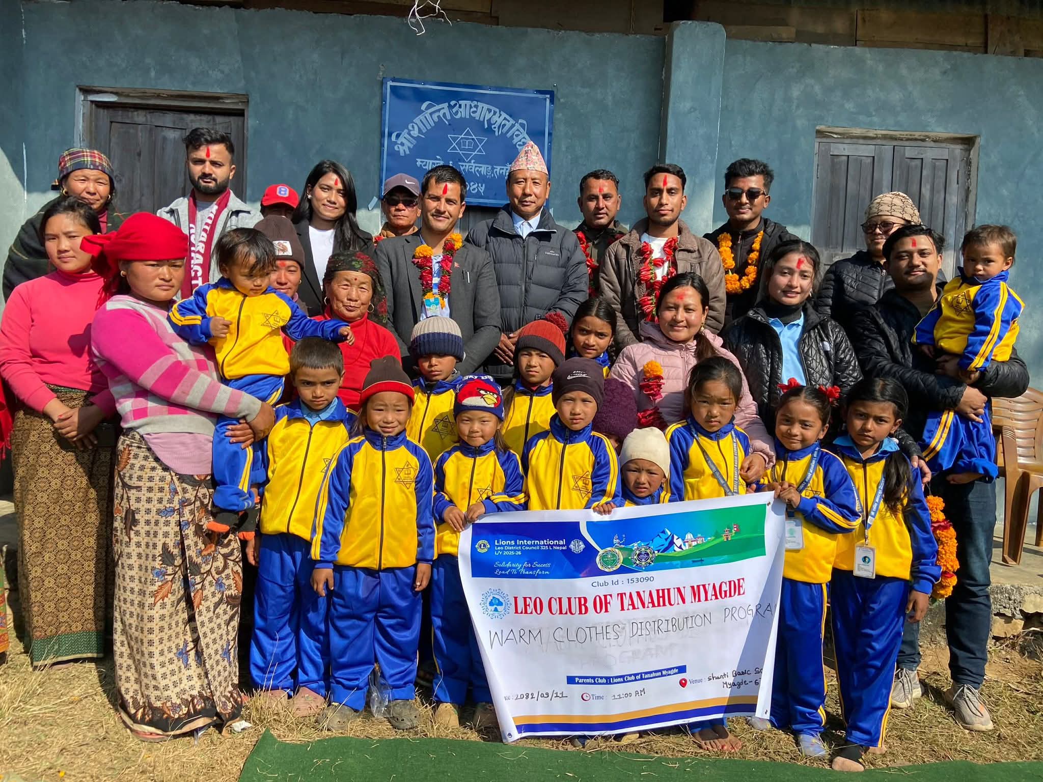 लियो क्लब अफ तनहुँ म्याग्देद्वारा विद्यार्थीलाई न्यानो कपडा वितरण