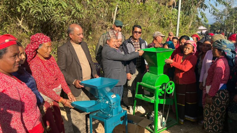 म्याग्दे गाउँपालिका द्वारा बर्च्याङ र माझीलाङका कृषकलाई काेदाे कुट्ने थ्रेसर र मेसिन हस्तान्तरण