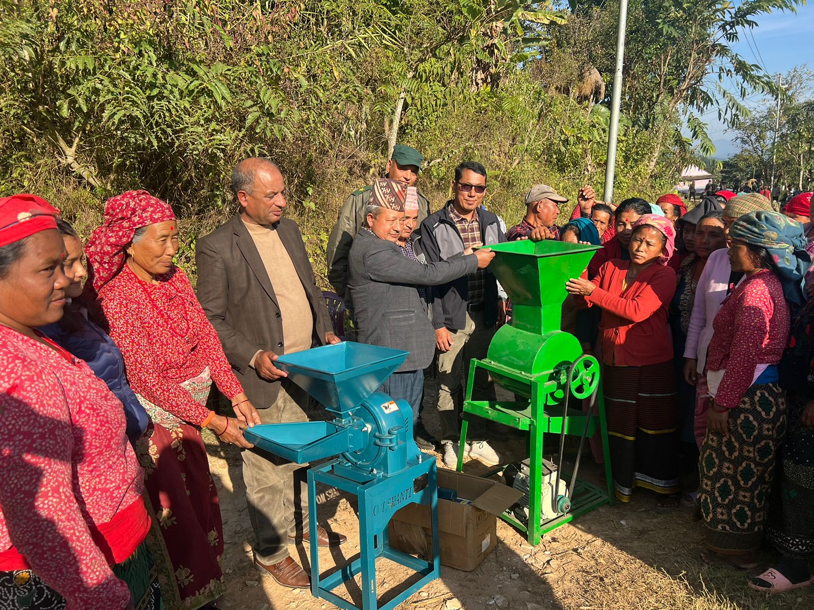 म्याग्दे गाउँपालिका द्वारा बर्च्याङ र माझीलाङका कृषकलाई काेदाे कुट्ने थ्रेसर र मेसिन हस्तान्तरण