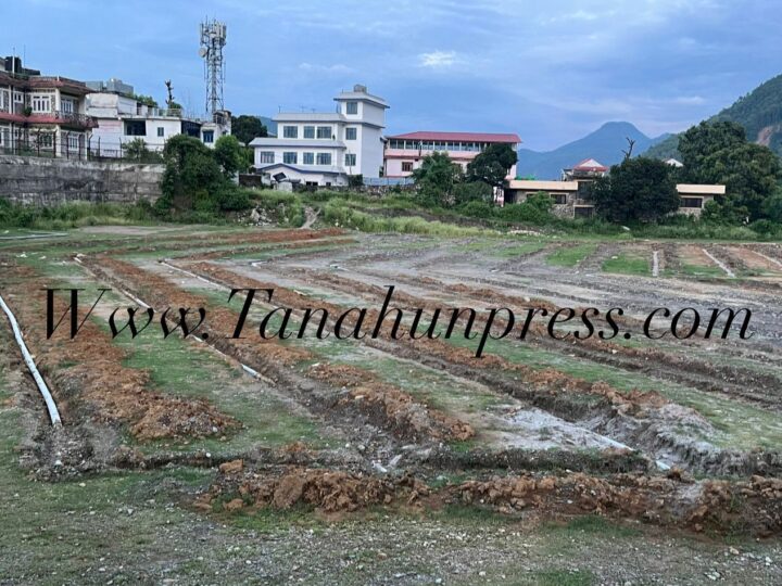 निर्माणाधीन खेलमैदानमा व्यासले महाेत्सव गर्न दिएकाे बिराेधमा युवाहरूले धर्ना दिने