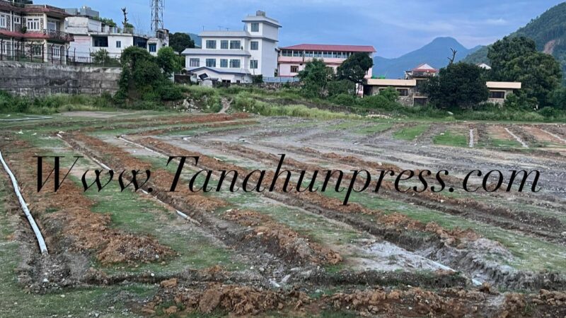 निर्माणाधीन खेलमैदानमा व्यासले महाेत्सव गर्न दिएकाे बिराेधमा युवाहरूले धर्ना दिने