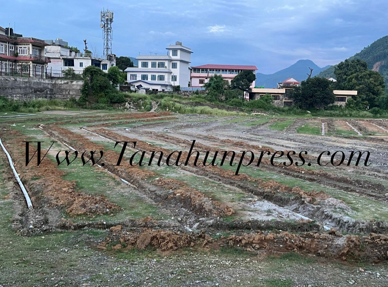 निर्माणाधीन खेलमैदानमा व्यासले महाेत्सव गर्न दिएकाे बिराेधमा युवाहरूले धर्ना दिने