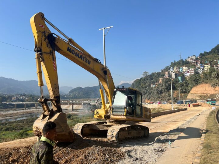 मुग्लिन–पोखरा खण्डअन्तर्गत व्यास ३ दुर्गा मन्दिर नजिक भासिएकाे सडक मर्मत कार्य सुरु