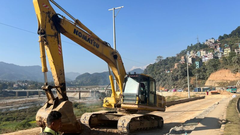 मुग्लिन–पोखरा खण्डअन्तर्गत व्यास ३ दुर्गा मन्दिर नजिक भासिएकाे सडक मर्मत कार्य सुरु
