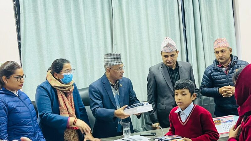 अन्तर्राष्ट्रिय आप्रवासी दिवस- विदेशमा ज्यान गुमाएकाका सन्तानलाई शैक्षिक सामग्री वितरण