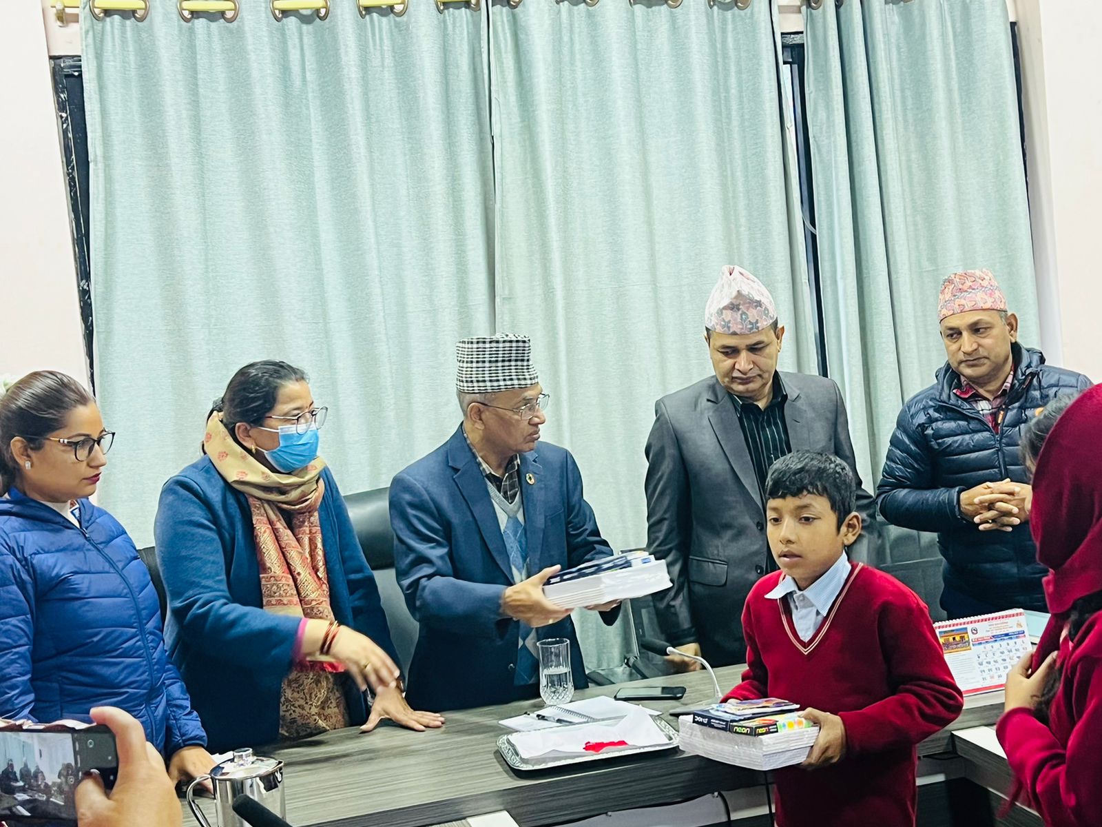 अन्तर्राष्ट्रिय आप्रवासी दिवस- विदेशमा ज्यान गुमाएकाका सन्तानलाई शैक्षिक सामग्री वितरण
