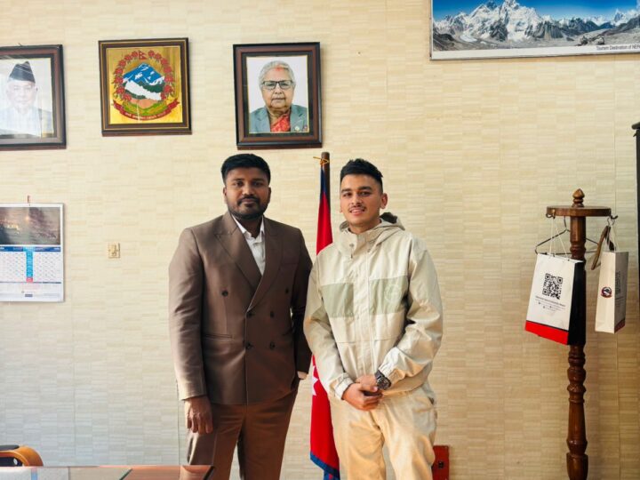 दमौलीका युवा रिमालले खेलमैदान निर्माणका लागि बजेट माग्दै जेन–जी मन्त्री बब्लुलाई भेटे