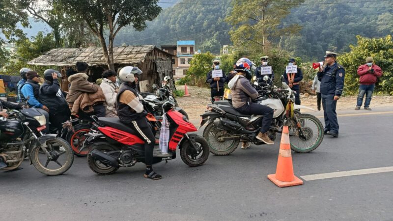 पृथ्वीराजमार्गमा सवारी दुर्घटना न्यूनिकरणका लागि ट्राफिक प्रहरीको सचेतना अभियान