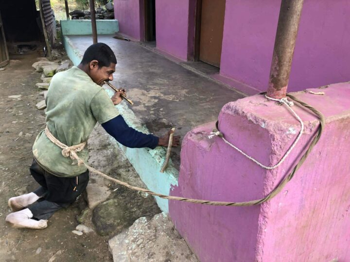 अपाङ्गता भएकै कारण दाम्लोमा बाँधिएर जीवन बिताउन बाध्य झलक बी.क.