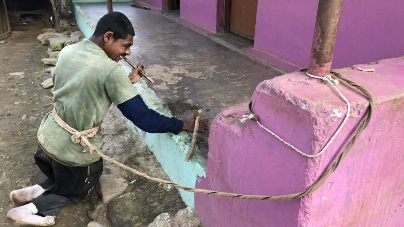अपाङ्गता भएकै कारण दाम्लोमा बाँधिएर जीवन बिताउन बाध्य झलक बी.क.