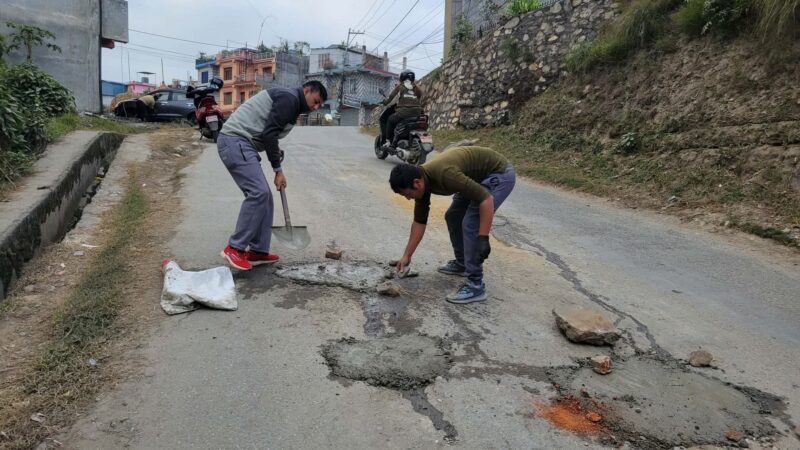 पार्टी होइन, परिवर्तन : नयाँ वर्षमा दमौलीका युवाले पुरे सडकका खाडल
