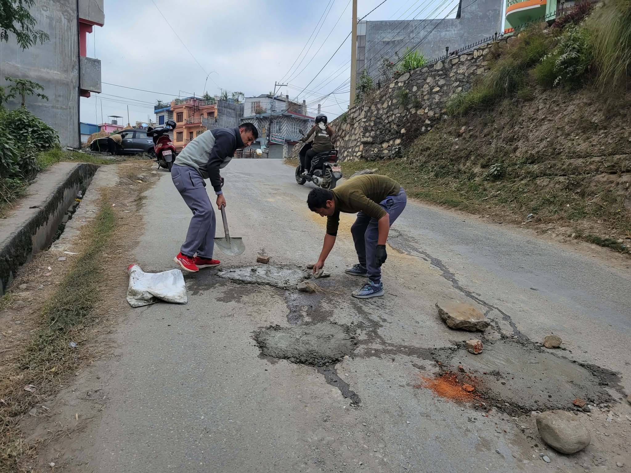 पार्टी होइन, परिवर्तन : नयाँ वर्षमा दमौलीका युवाले पुरे सडकका खाडल
