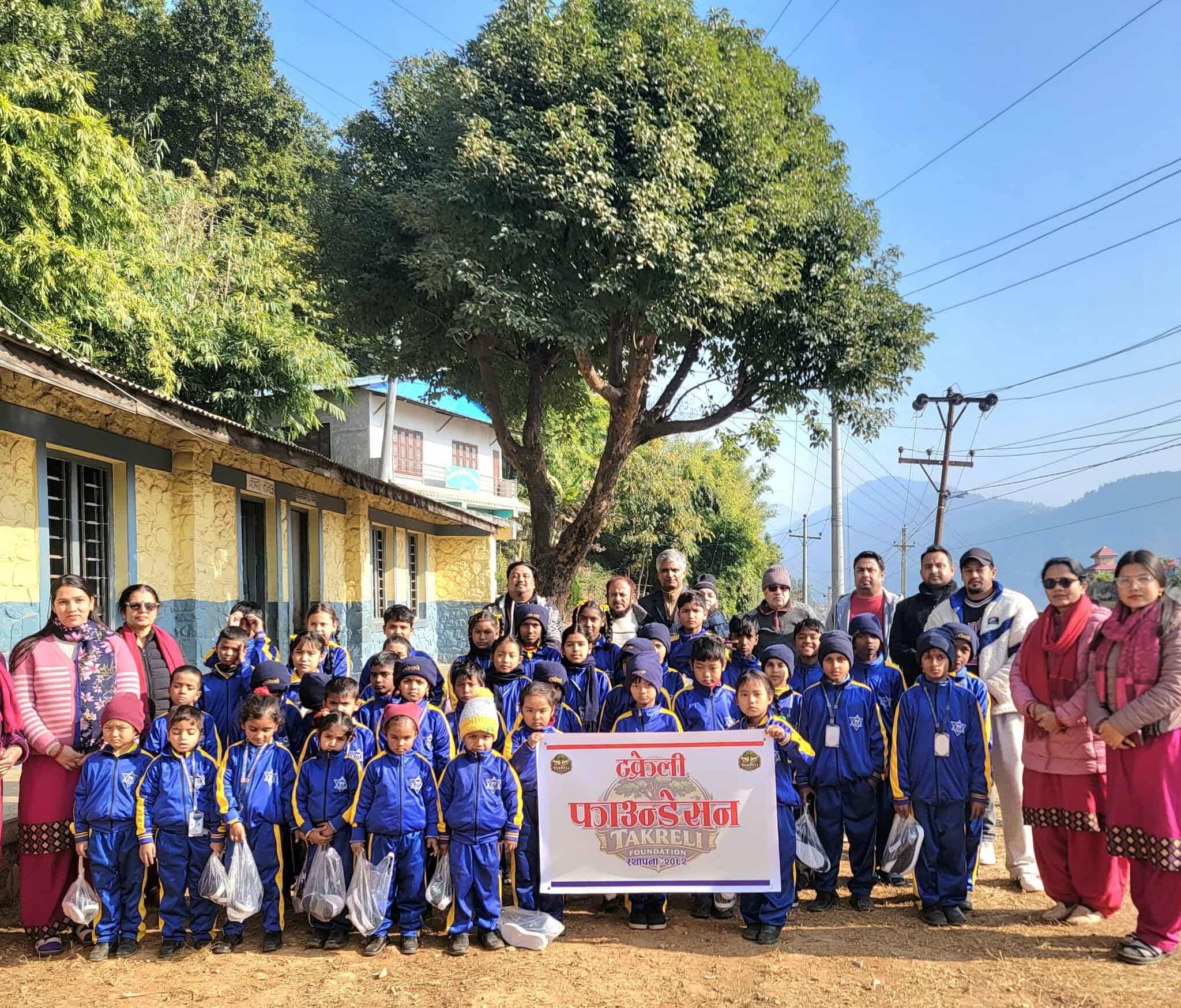 टक्रेली फाउन्डेसनद्वारा मदर्सा प्रा.वि.का ४२ विद्यार्थीलाई न्यानो जुत्ता–मोजा वितरण