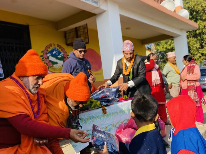 कालिका माविका भूतपूर्व विद्यार्थीद्वारा विद्यार्थीलाई न्यानो कपडा वितरण