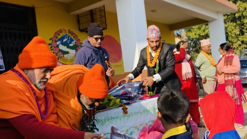 कालिका माविका भूतपूर्व विद्यार्थीद्वारा विद्यार्थीलाई न्यानो कपडा वितरण
