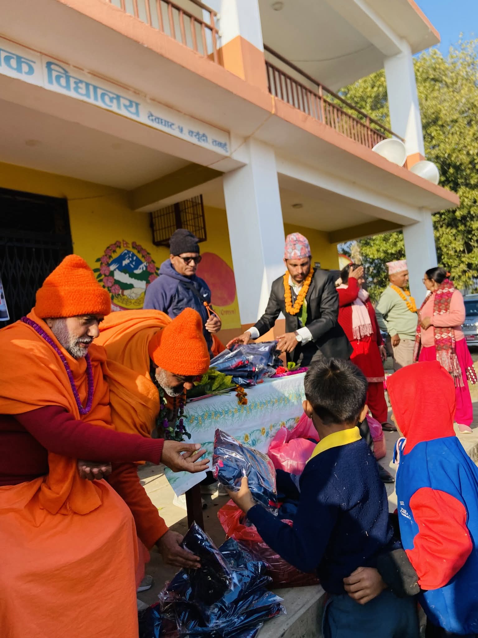 कालिका माविका भूतपूर्व विद्यार्थीद्वारा विद्यार्थीलाई न्यानो कपडा वितरण