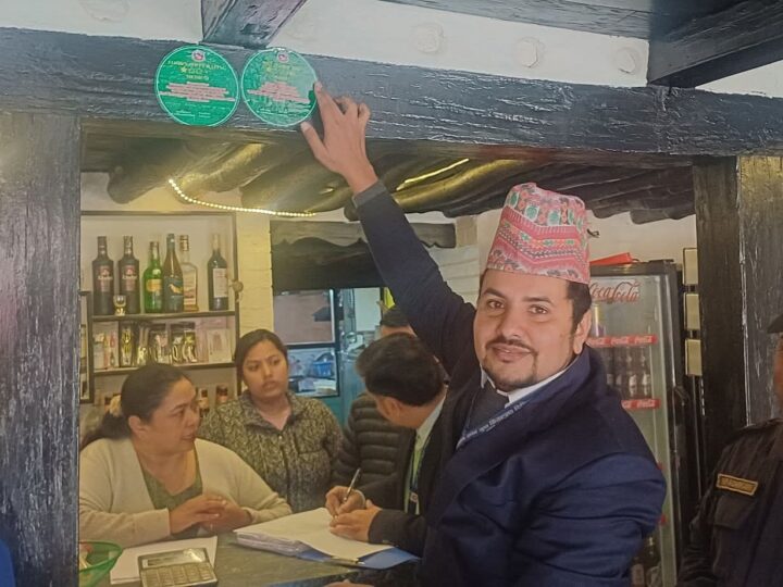 बन्दिपुरका हाेटललाइ हरियो स्टिकर !